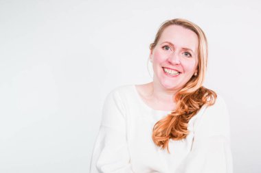 Gülümseyen orta yaşlı kadının stüdyo portresi.