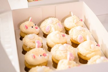 Beyaz kek kutusunda Paskalya tavşanı çörekleri.