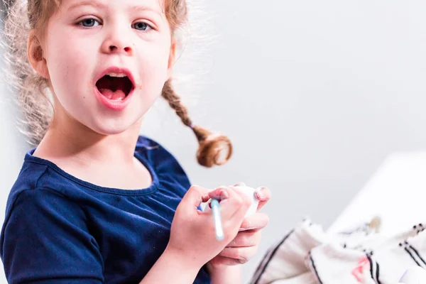 Klein Meisje Schilderen Ambachtelijke Paaseieren Met Acrylverf — Stockfoto