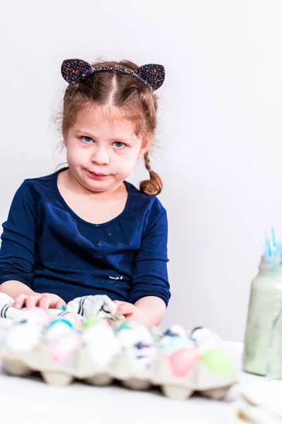 Kleines Mädchen Bemalt Ostereier Mit Acrylfarbe — Stockfoto