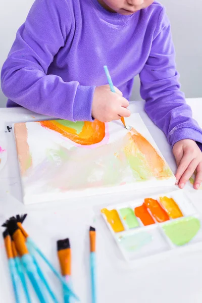 Mała Dziewczynka Maluje Płótnie Farbą Arcylikową — Zdjęcie stockowe