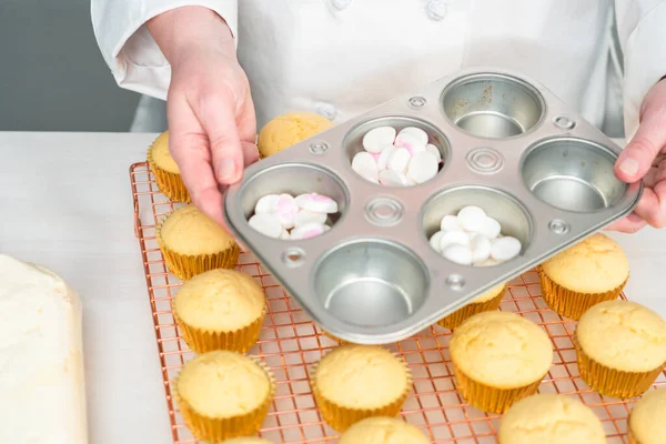 Dekorowanie Wanilii Cupcakes Białym Buttercream Oblodzenia Bunny Uszy Wielkanoc — Zdjęcie stockowe