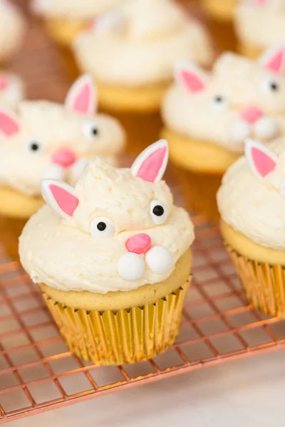 Dekorowanie Wanilii Cupcakes Białym Buttercream Oblodzenia Bunny Uszy Wielkanoc — Zdjęcie stockowe