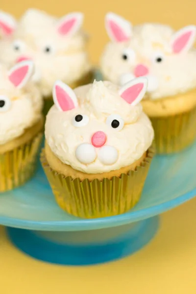 Pastelitos Conejo Pascua Sobre Fondo Amarillo — Foto de Stock
