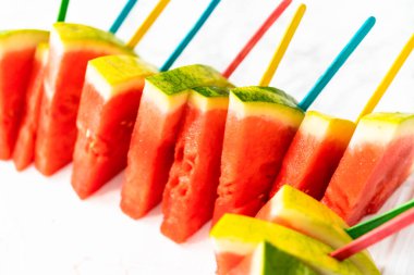 Çocuklar için kırmızı çekirdeksiz karpuz dilimlenmiş buzlu dondurma..