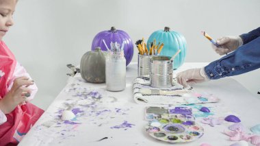 Adım adım. Süslü deniz kızı Cadılar Bayramı balkabağı yaratmak için akrilik boyalı balkabağı boyamak.