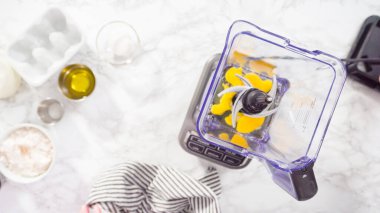 Düz yatıyordu. Krep hamuru yapmak için elektrikli blender karışımı..