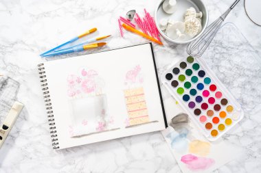 Baker küçük bir kızın doğum günü partisi için doğum günü pastası tasarlıyor..