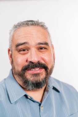 Beyaz bir arka planda orta yaşlı bir iş adamının stüdyo portresi..