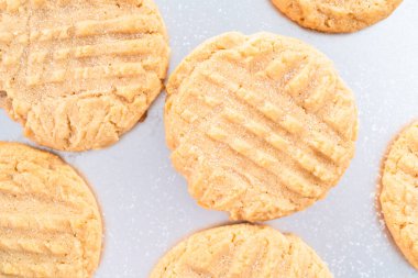 Fırında pişmiş fıstık ezmeli kurabiyeler..