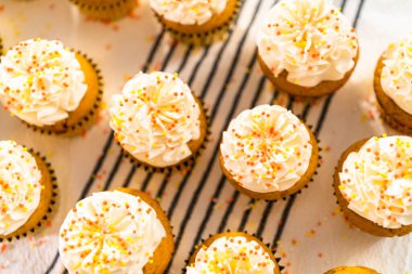 İtalyan tereyağı kreması ve serpiştirilmiş balkabağı baharatlı kek..