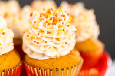 İtalyan tereyağlı ve pasta standına serpiştirilmiş balkabaklı kek..