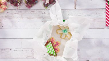 Düz yatıyordu. Adım adım. Ev yapımı şekerleme ve kurabiyeleri Noel hediyesi kutusuna koymak.