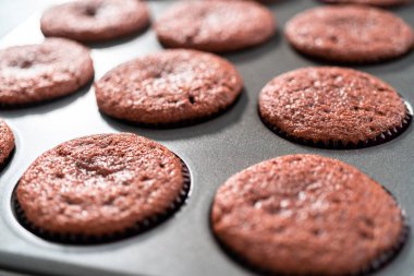 Soğutucu taze pişmiş kırmızı kadife kekler..