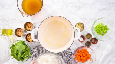 Dökme demir Hollanda fırınında vejetaryen beyaz fasulye çorbası pişirmek.