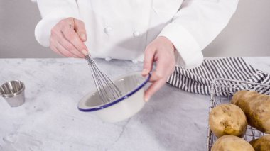 Adım adım. İçindekiler tezgahın üzerinde baharatlı patates dilimleri hazırlamak için..