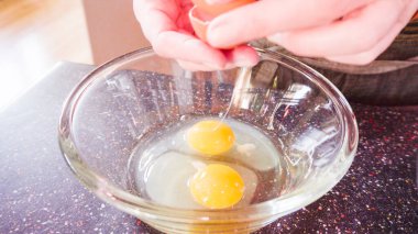 Un tortilla içinde taze sebze, yumurta ve pastırma ile kahvaltıda burrito pişirmek..