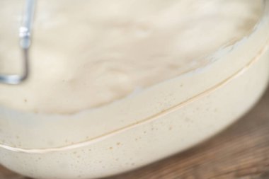 Ekşi mayalı ekmek pişirmek için cam bir mason kavanozunda başlangıç yapıyorum..