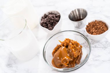 Tezgahta çikolatalı dondurma hazırlamak için gerekli malzemeler..