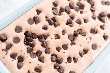 Ev yapımı çikolatalı dondurma hazırlıyorum..