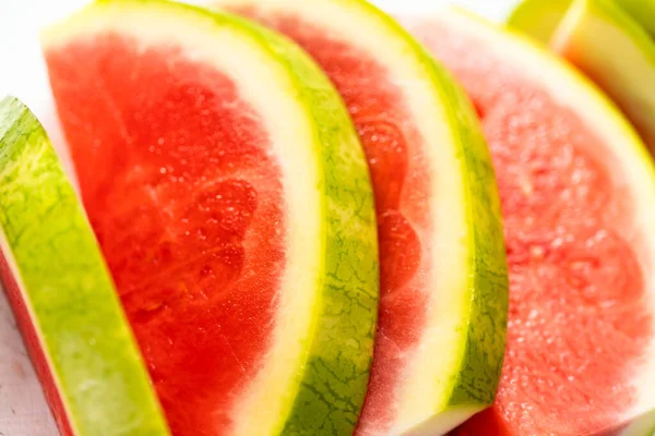 Rode Zaadloze Watermeloen Snijden Een Witte Snijplank — Stockfoto