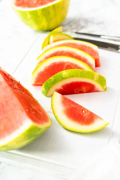 Schneiden Roter Kernloser Wassermelonen Auf Einem Weißen Schneidebrett — Stockfoto