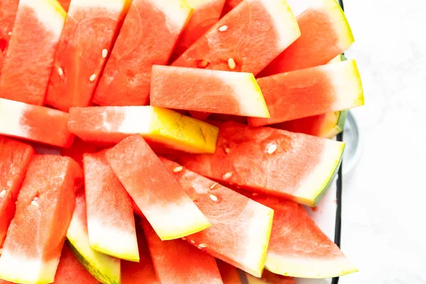 Kleine Scheiben Roter Kernloser Wassermelone Auf Dem Tablett Für Die — Stockfoto