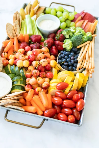 Snackboard Mit Frischem Obst Gemüse Crackern Und Dips — Stockfoto