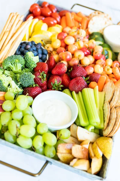 Snack Board Med Färsk Frukt Grönsaker Kex Och Dips — Stockfoto