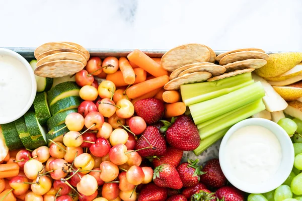 Snackboard Mit Frischem Obst Gemüse Crackern Und Dips — Stockfoto
