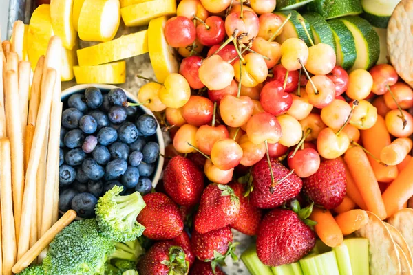 Deska Przekąskowa Świeżymi Owocami Warzywami Krakersami Dipami — Zdjęcie stockowe