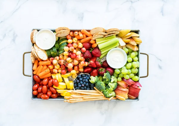 Snack Board Med Färsk Frukt Grönsaker Kex Och Dips — Stockfoto