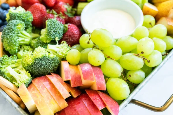 Snack Board Avec Fruits Frais Légumes Craquelins Trempettes — Photo