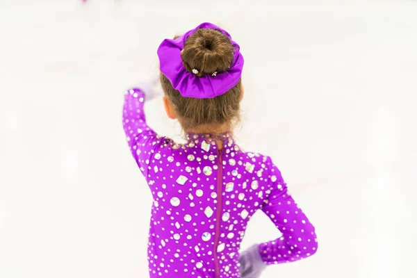 Niña Practicando Patinaje Artístico Vestido Morado Con Cristales Pista Patinaje —  Fotos de Stock