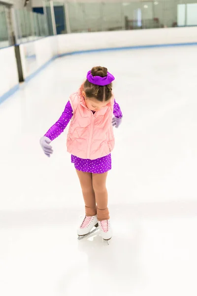 Klein Meisje Oefenen Kunstschaatsen Een Paarse Jurk Met Kristallen Overdekte — Stockfoto