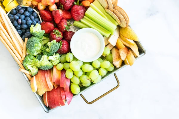 Snack Board Med Färsk Frukt Grönsaker Kex Och Dips — Stockfoto