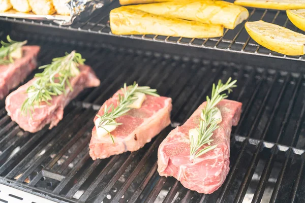 Grillen New York Steak Met Een Plakje Boter Rozemarijn Een — Stockfoto