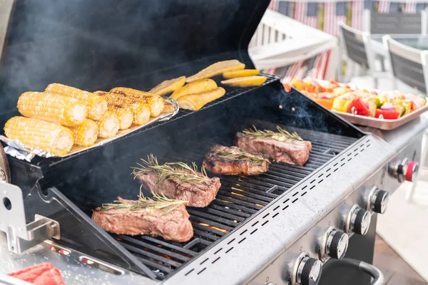 Grillezés New York Steak Egy Szelet Vaj Rozmaring Egy Szabadtéri — Stock Fotó