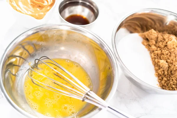 Blandning Ingredienser För Att Baka Jordnötssmör Cookies — Stockfoto