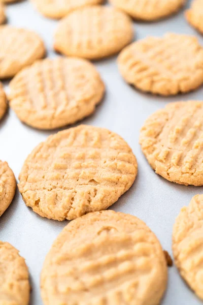 Biscotti Burro Arachidi Appena Sfornati Una Teglia Forno — Foto Stock