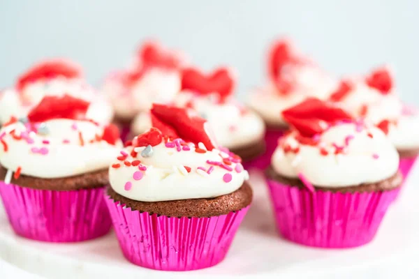 Červené Sametové Cupcakes Smetanovým Sýrem Polevou Zdobí Srdce Polibek Tvaru — Stock fotografie