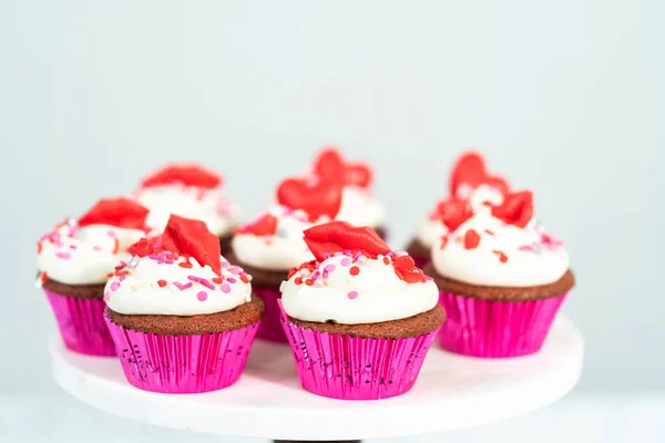 Červené Sametové Cupcakes Smetanovým Sýrem Polevou Zdobí Srdce Polibek Tvaru — Stock fotografie