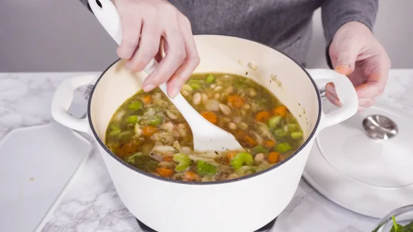 Cocinar Sopa Vegetariana Frijol Blanco Horno Holandés Hierro Fundido — Foto de Stock