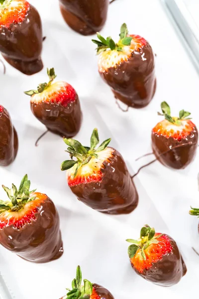 Großaufnahme Von Schokolade Eingetauchten Erdbeeren Auf Einem Pergamentpapier — Stockfoto