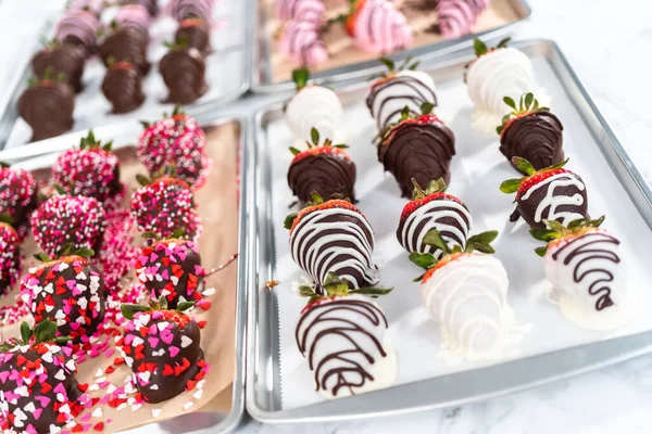 Variedad Fresas Bañadas Chocolate Sobre Papel Pergamino —  Fotos de Stock