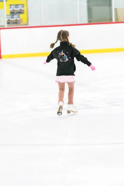 Ragazzina Che Pratica Pattinaggio Artistico Una Pista Pattinaggio Ghiaccio Coperta — Foto Stock