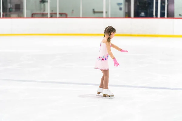 Küçük Kız Buz Pateni Pistinde Artistik Patinaj Yapıyor — Stok fotoğraf