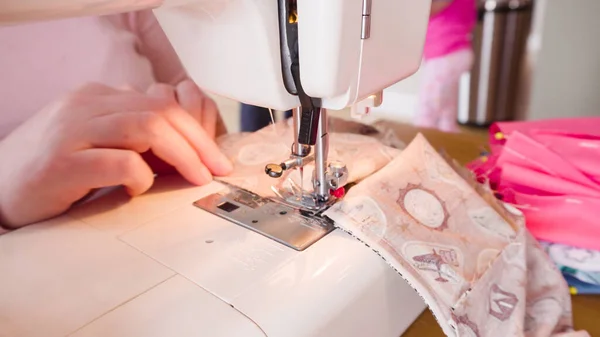 Mascarilla Algodón Coser Con Una Máquina Coser Para Brote Coronavirus —  Fotos de Stock