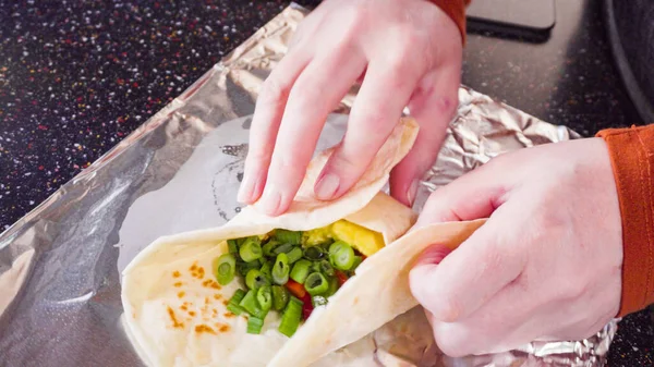 Vaření Snídaně Burritos Čerstvá Zelenina Vejce Slanina Moučné Tortilly — Stock fotografie