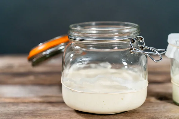 Voeden Zuurdesem Voorgerecht Een Glazen Pot Metselwerk Voor Het Bakken — Stockfoto